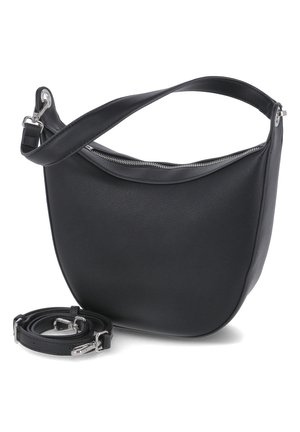 Petit sac à main demi-lune en cuir noir avec fermeture éclair argentée, poignée courte et longue bandoulière amovible, enroulée à côté sur fond blanc.
