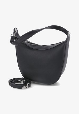 Petit sac à main demi-lune en cuir noir avec fermeture éclair argentée, poignée courte et longue bandoulière amovible, enroulée à côté sur fond blanc.