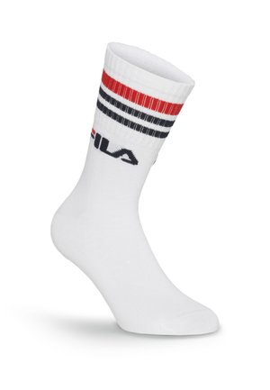 Bílá sportovní ponožka s červenými a černými pruhy nahoře a černo-červeným logem FILA na kotníku.