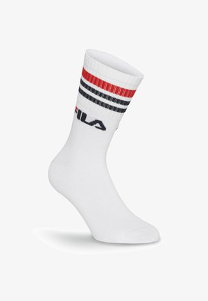 Valkoinen urheilusukka, jossa on punaiset ja mustat raidat yläosassa sekä musta-punainen FILA-logo nilkassa.