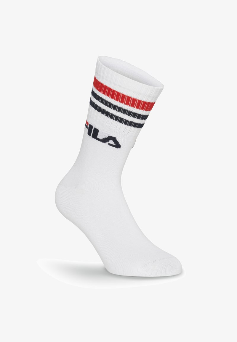 Witte sportsok met rode en zwarte strepen bovenaan en een zwart-rood FILA-logo op de enkel.