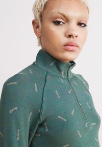 Nike Sportswear LOGO - Vesta - vintage green/light army