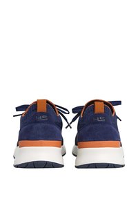 Zapatillas azul marino con acentos naranjas, hechas de ante y malla. Presentan una suela blanca acolchada, cordones y un pequeño logo en el talón.