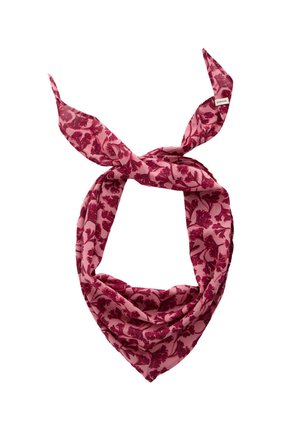 Roze driehoekige sjaal met donkerrood bloemenpatroon, gestrikt met twee losse uiteinden en een zichtbaar klein wit merketiket.