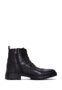 Botas de cuero negro hasta el tobillo con cremallera lateral, parte delantera con cordones, superficie texturizada, suela de goma resistente y diseño de banda de rodadura pronunciado.