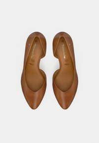 Καφέ δερμάτινα μπαλαρίνες με μυτερή μύτη. Ομαλή υφή, μινιμαλιστικό στυλ. Διαθέτουν το όνομα της μάρκας στο εσωτερικό και ένδειξη μεγέθους.
