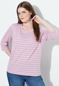 Randig t-shirt i rosa och blått av bomull med rund halsringning och trekvartsärmar, med en avslappnad passform och mjuk textur.