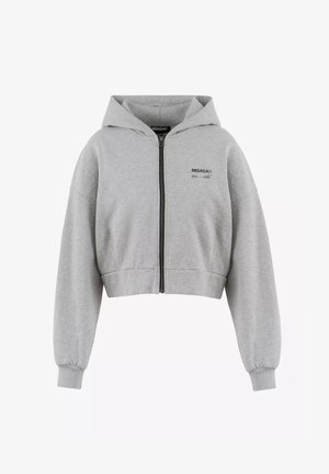 Szara, krótka bluza z kapturem, z suwakiem, dużym kapturem, długimi rękawami i elastycznymi mankietami. Posiada małe czarne logo na lewej stronie klatki piersiowej.