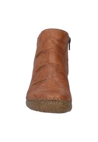 Bottine marron avec une finition en cuir lisse, dotée de trois sangles décoratives horizontales, d'une fermeture éclair sur le côté et d'une semelle texturée.