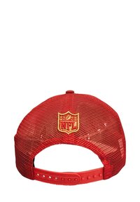 Rote Mesh-Baseballmütze mit einem gestickten NFL-Logo in Gelb auf der Rückseite, ausgestattet mit einem verstellbaren Snap-Verschluss zur Größenanpassung.