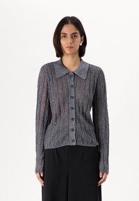 Pletený cardigan v metalicky šedé barvě s texturovaným žebrovaným vzorem, límcem a zapínáním na šest knoflíků. Dlouhé rukávy končí u zápěstí.
