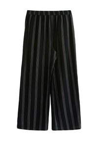Pantaloni neri a gamba larga con righe bianche verticali, vita elastica e texture del tessuto morbida. Nessuna tasca o dettaglio in metallo visibile.