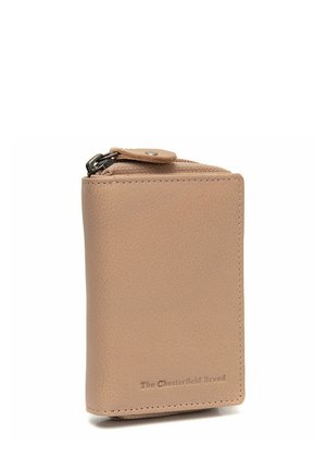 Cartera compacta de piel beige con bordes cosidos, bolsillo con cremallera para monedas y "The Chesterfield Brand" grabado en la esquina inferior derecha del frente.