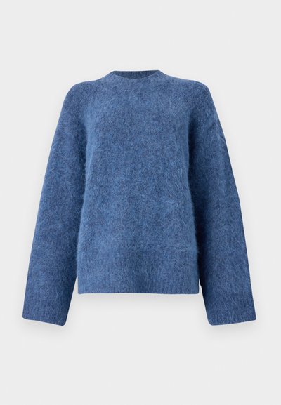 Blauwe wollen trui met ronde hals, lange mouwen, losse pasvorm en zachte textuur; heeft een pluizig, licht gestructureerd oppervlak.