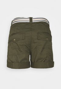 Olivengrønne cargoshorts med opviklede manchetter, med to baglommer, tonale syninger og en stribet linning. Fremstillet af letvægtsstof.