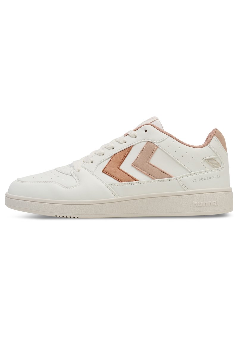 Weiße Sport Schuhe mit pinken Akzenten, ausgestattet mit einem glatten Leder-Obermaterial, perforierten Details und einer Gummisohle. Hummel-Logo an der Seite.