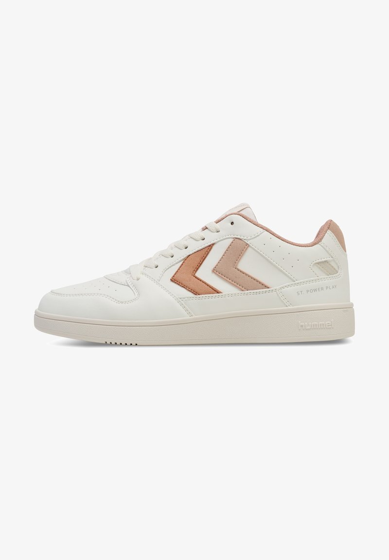 Weiße Sport Schuhe mit pinken Akzenten, ausgestattet mit einem glatten Leder-Obermaterial, perforierten Details und einer Gummisohle. Hummel-Logo an der Seite.