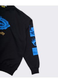 Felpa nera con grafiche blu, un motivo di occhio e testo. Polsini e orlo a costine, texture morbida, vestibilità rilassata.