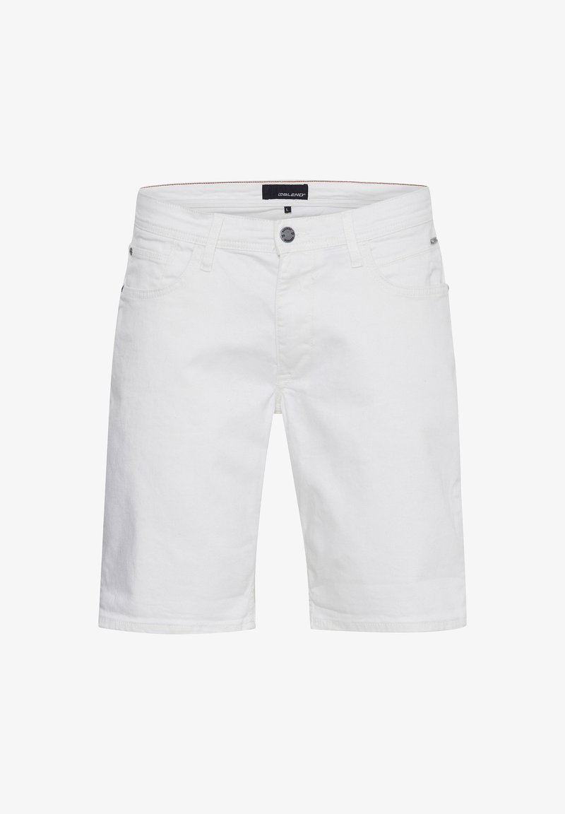 Short en denim blanc longueur genou avec bouton devant, fermeture éclair, passants de ceinture et poches latérales, présenté sur un fond blanc uni.