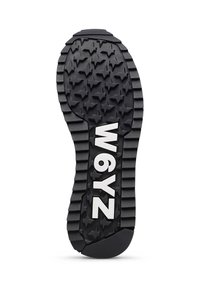 Suola di scarpa in gomma nera con un motivo di impronta a forma di stella; presenta "W6YZ" in lettering bianco. Superficie testurizzata per grip e trazione.
