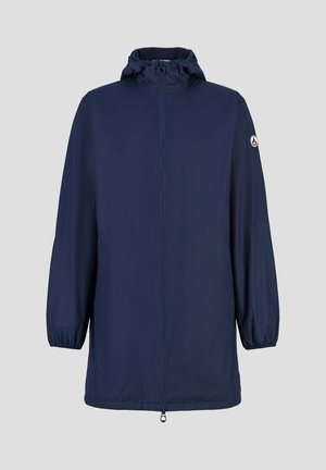 Chaqueta impermeable azul marino con cremallera frontal, puños elásticos y capucha ajustable. Textura suave con detalle del logo en la manga.