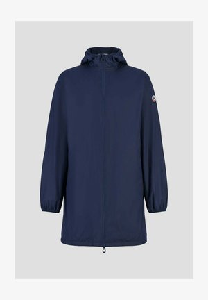 Chaqueta impermeable azul marino con cremallera frontal, puños elásticos y capucha ajustable. Textura suave con detalle del logo en la manga.