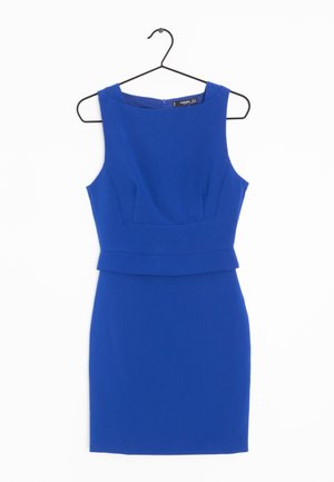 Ärmelloses, knieumspielendes Kleid in königsblau mit Bootsausschnitt, tailliertem Detail, auf einem schwarzen Kleiderbügel vor weißem Hintergrund hängend.