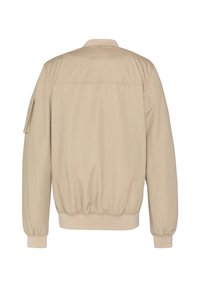 Giacca beige leggera con colletto, polsini ed orlo elasticizzati, e una tasca sulla manica sinistra, vista da dietro.