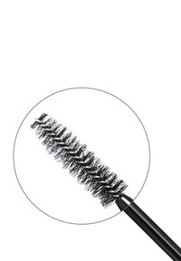 Svart mascaraborste med en vriden design och tätt packade borst. Handtaget är också svart och slätt, vilket förbättrar greppet vid användning.