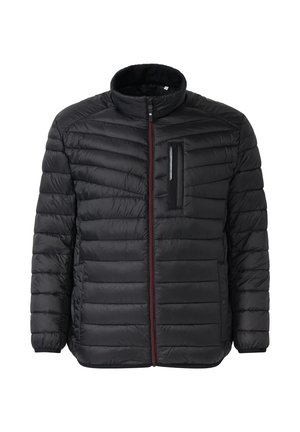 Schwarze Pufferjacke mit horizontalem Steppmuster, hohem Kragen, durchgehendem Reißverschluss und einer mit rotem Akzent versehenen Reißverschlusstasche auf der Brust.