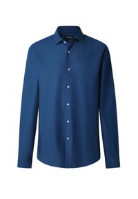 Camisa de manga larga azul oscuro hecha de una tela suave, con un frente abotonado, cuello puntiagudo y dobladillo redondeado. Los botones plateados añaden un detalle.