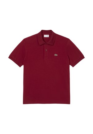 Camisa polo burdeos de algodón con cuello plano y manga corta, que presenta un logo bordado verde en el lado izquierdo del pecho.