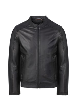 Chaqueta de cuero negra con cuello alto, cremallera frontal y bolsillos laterales con cremallera, mostrada sobre un fondo blanco.