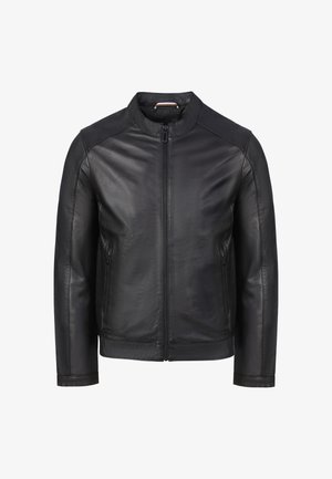 Schwarze Lederjacke mit Stehkragen, Frontreißverschluss und seitlichen Reißverschlusstaschen, dargestellt vor weißem Hintergrund.