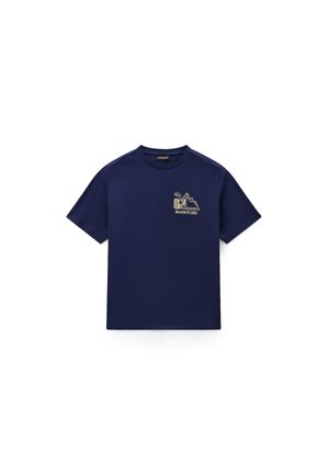 Tricou bleumarin cu mânecă scurtă, cu o grafică mică cu munți, o clădire și textul „NAPAPIJRI” pe pieptul stâng.