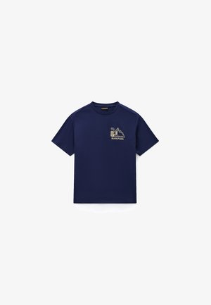 Marineblaues T-Shirt mit kurzen Ärmeln und einer kleinen Grafik von Bergen, einem Gebäude und dem Schriftzug „NAPAPIJRI“ auf der linken Brust.