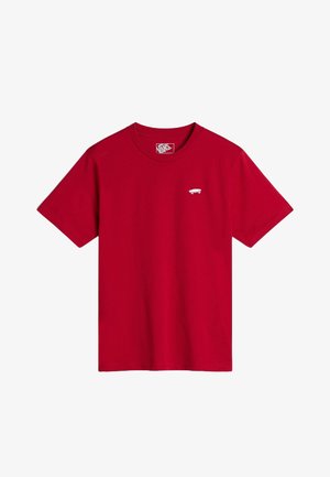 T-shirt rouge à manches courtes avec col rond, petit logo de skateboard blanc sur la poitrine gauche et étiquette Vans à l'intérieur du col.