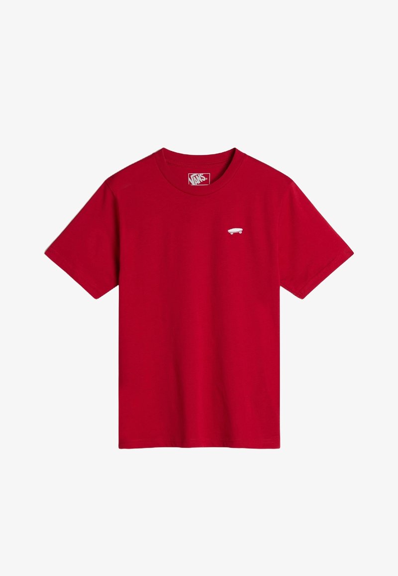 T-shirt rouge à manches courtes avec col rond, petit logo de skateboard blanc sur la poitrine gauche et étiquette Vans à l'intérieur du col.