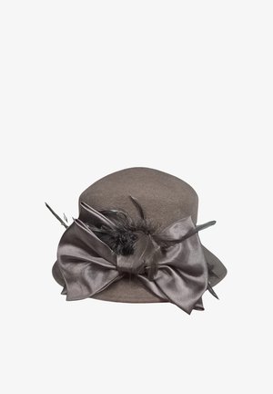 Sombrero de fieltro marrón con un gran lazo de satén, plumas negras y picos decorativos. Corona redonda con ala ancha.