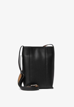 Svart läder crossbody-väska med rektangulär form, slät yta, synliga sömnadsdetaljer och en justerbar rem.