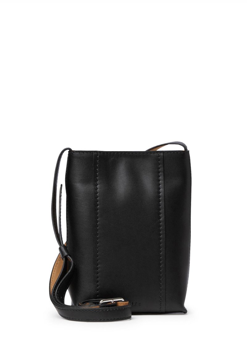 Svart läder crossbody-väska med rektangulär form, slät yta, synliga sömnadsdetaljer och en justerbar rem.