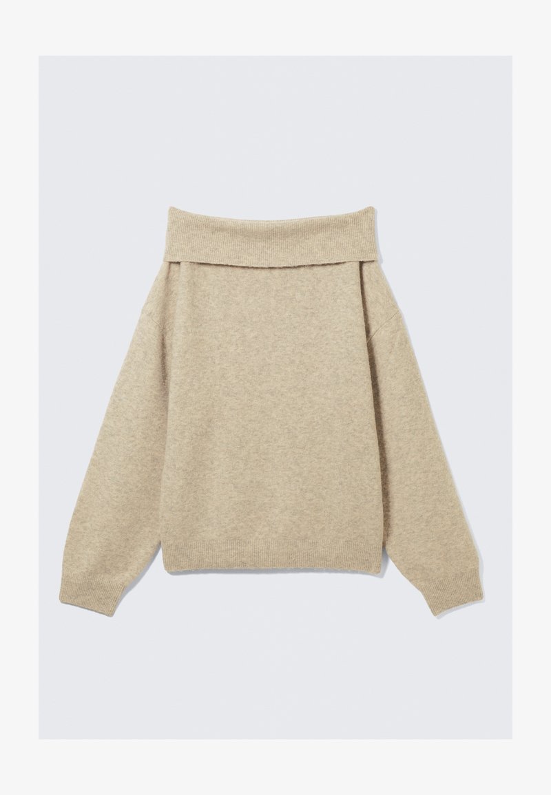 Pull beige décontracté à épaules nues fabriqué en tissu tricoté doux. Présente un large col côtelé et des épaules tombantes. Tissu texturé avec légère variation.