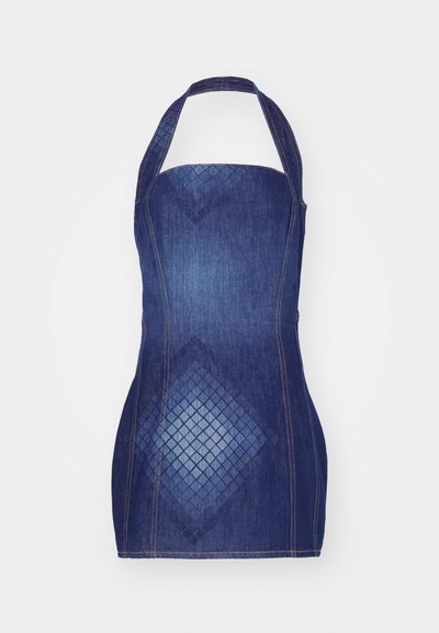 Denim halter haljina u tamnoplavoj boji, s uskim krojem i dijamantnim uzorkom sprijeda. Naglašena kontrastnim šavovima.