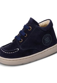 Scarpa per bambini in suede blu navy con suola in gomma beige, punta rotonda, due lacci blu e cuciture bianche. Presenta un logo circolare sul lato.