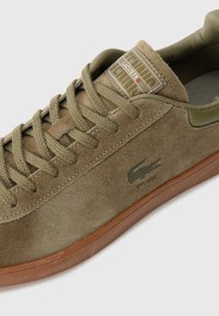 Sneaker Lacoste din suede maro cu șireturi asortate, talpă din gumă și logo-ul de crocodil pe lateral, mărimea EU 42.