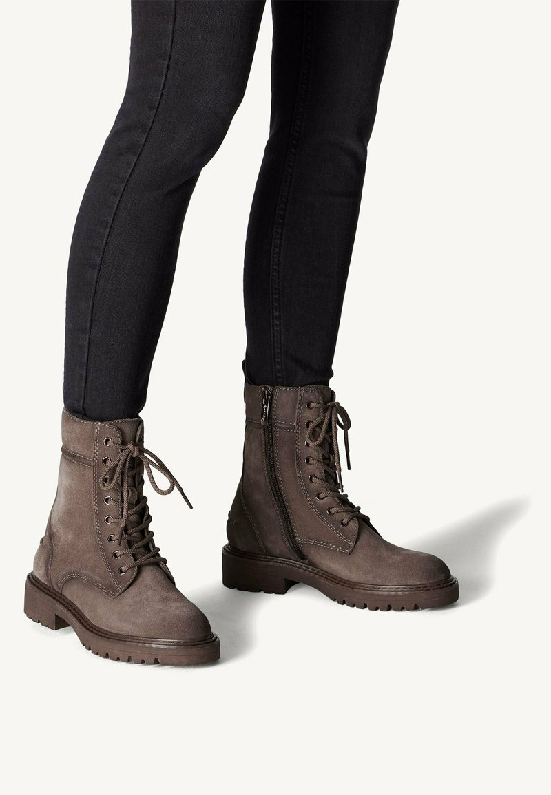 Ruske nubuk ankle boots med snøring og glidelås på siden. Tykke, teksturerte såler og stikningsdetaljer som forbedrer designet.