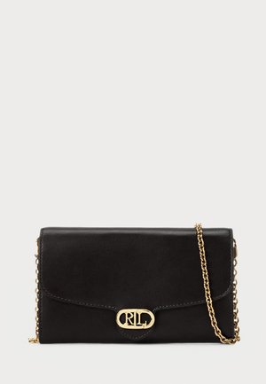 Borsa a tracolla in pelle nera con chiusura a logo dorato e tracolla a catena. Presenta un design elegante e rettangolare con una superficie liscia.