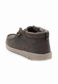 Scarpa in pelle marrone con tomaia testurizzata, colletto imbottito e foderato a motivo. Presenta una suola in gomma color beige con grip testurizzato.