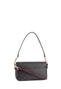 Bolso de cuero marrón con un patrón de tablero de ajedrez, herrajes dorados y una correa de hombro desmontable de color granate. Forma rectangular estructurada.