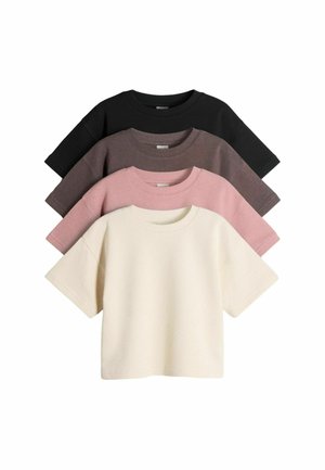 Vier gefaltete kurzärmelige Baumwoll-T-Shirts mit Rundhalsausschnitt in Creme, Rosa, Braun und Schwarz, übereinander gestapelt auf weißem Hintergrund.